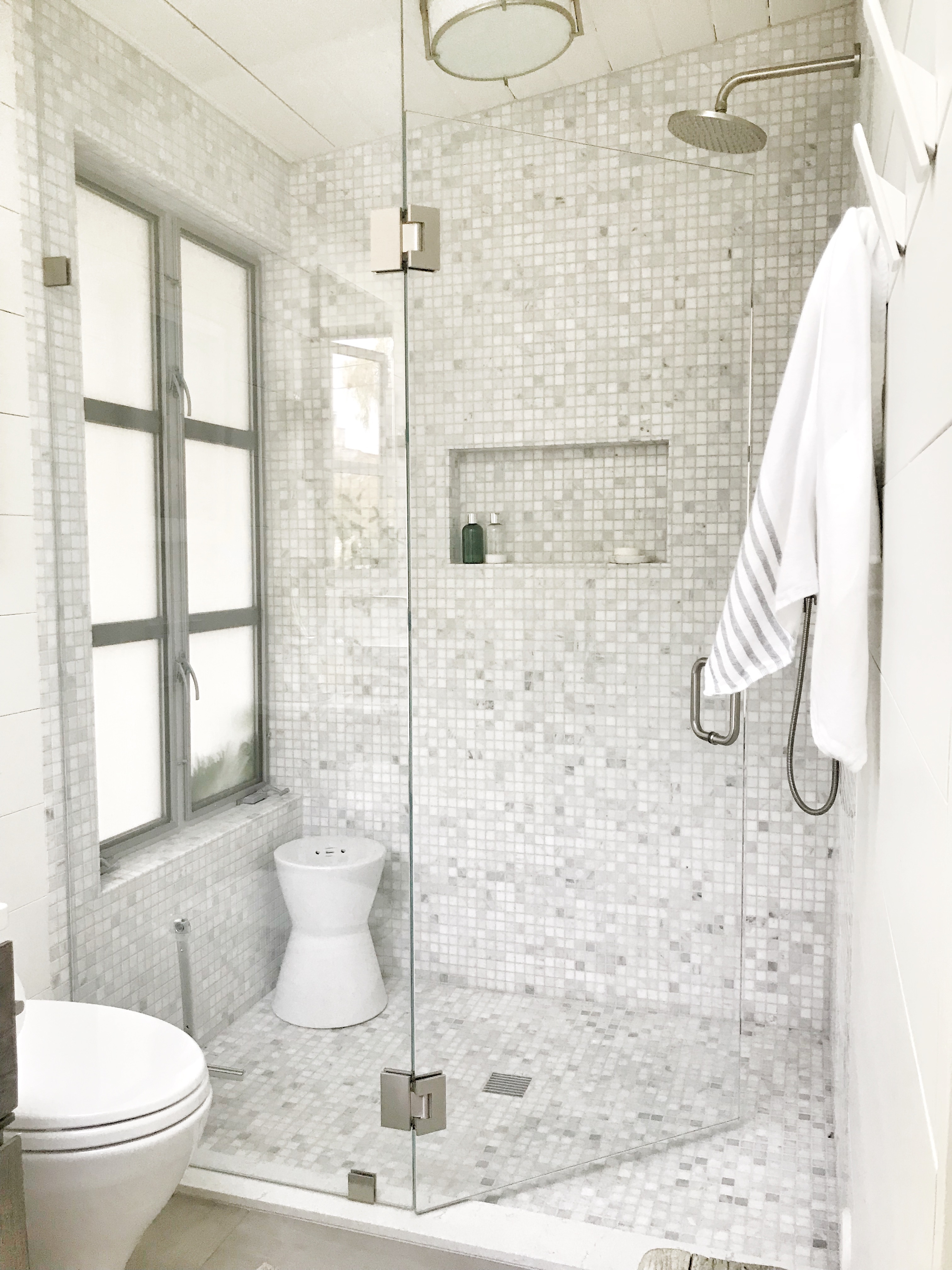 Shower house. Душевая комната. Белая плитка в душевой. Душевая белый кафель и мозаика. Интерьер душевой комнаты.